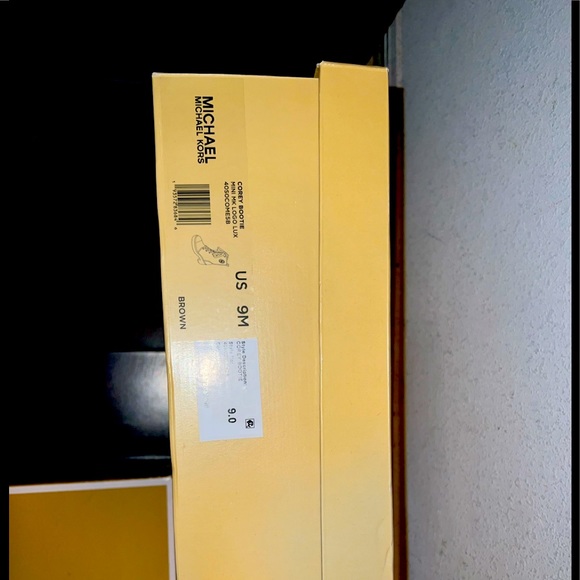 Michael Kors Size 9 women’s Corey Logo Combat Boot. Practically New! See photos. - Picture 6 of 7